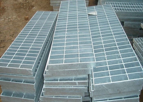 Chiny Odporne na korozję stalowe kratki ocynkowane Srebrny 32 x 5 metalowy chodnik dostawca