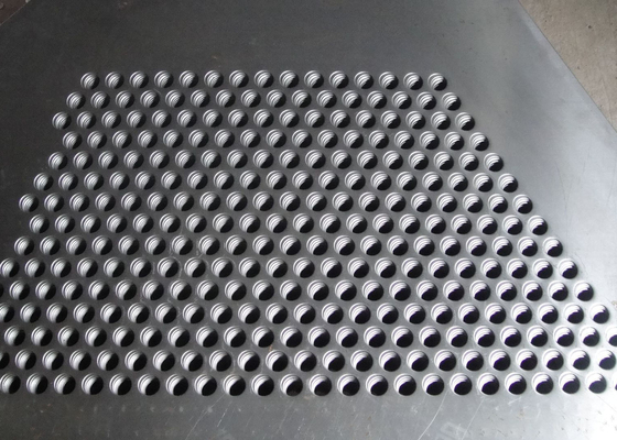 Chiny Płyta perforowana ocynkowana na gorąco, perforowana blacha stalowa dla bieżni schodowych dostawca