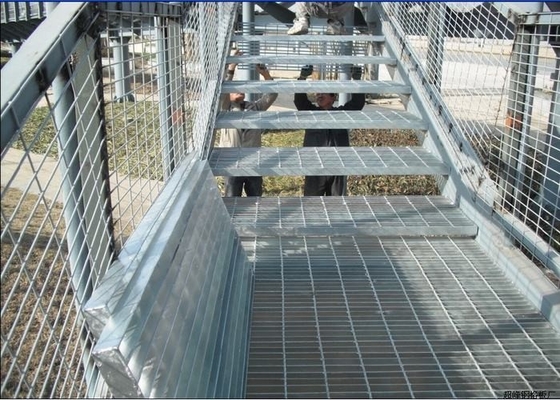 Chiny 30 X 3 Bezpieczne stalowe schody ze stali ocynkowanej do ciężkich ciężarów dostawca