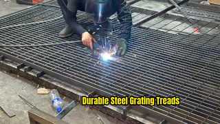 Stalowa krata pomostowa o nieregularnym kształcie z płytami zabezpieczającymi