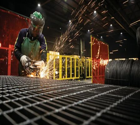 Ocynkowana ogniowo krata stalowa o niestandardowych wymiarach, z ząbkowanymi prętami, metalowa krata do użytku przemysłowego