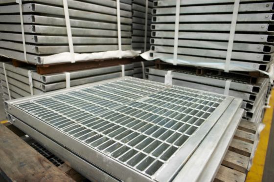 Stopnie schodów z krat pomostowych ze stali węglowej do schodów z krat pomostowych ze spawanych prętów płaskich