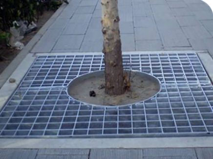 Powierzchnia basenu z wytrzymałą konstrukcją stalową