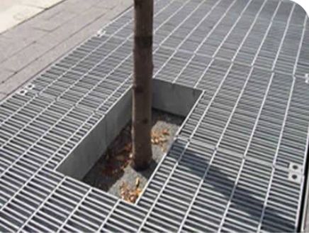 Powierzchnia basenu z wytrzymałą konstrukcją stalową