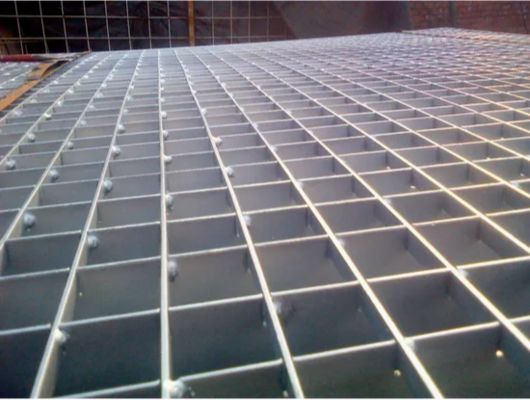 Heavy-Duty ASTM A36 Carbon Steel Galvanized Bar Grating Serrated Welded Floor Grate for Walkways