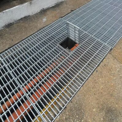 Kratka ze stali ocynkowanej z ząbkowanymi prętami nośnymi 20x3 do odwadniania platform i pokryw rowów