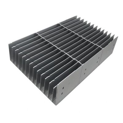 Ocynkowane ogniowo stopnie schodowe ze stali z prętami nośnymi 25 x 3 do 100 x 8 i normą ANSI/NAAMM dla drabin stopniowych