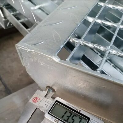 Odporne na korozję, wytrzymałe, ocynkowane stalowe stopnie schodowe z antypoślizgową powierzchnią dla bezpiecznych przejść