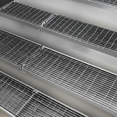 Schody ze stali ocynkowanej ogniowo z antypoślizgowym noskiem i konfigurowalnymi rozmiarami do użytku przemysłowego