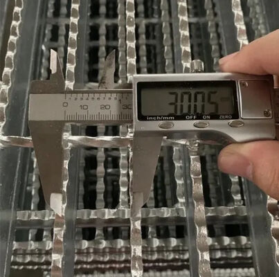 Siatkowana stalowa kratownica ocynkowana z prętem nośnym 25x5 mm do trwałych ciągów pieszych i platform