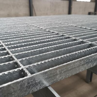 Siatkowana stalowa kratownica ocynkowana z prętem nośnym 25x5 mm do trwałych ciągów pieszych i platform