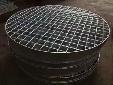 Q235 Carbon Steel Walking Steel Grating with Hot Dip Galvanized and Serrated Surface for High Strength and Durability