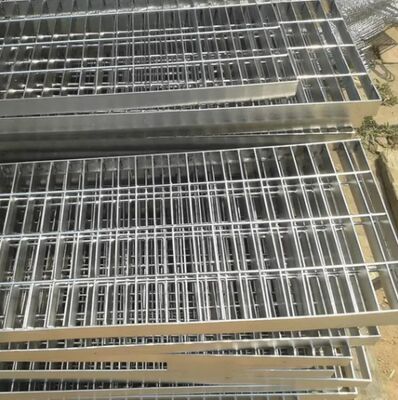 Ocynkowana stalowa krata pomostowa 30X100mm do dużych obciążeń na schody i platformy zewnętrzne