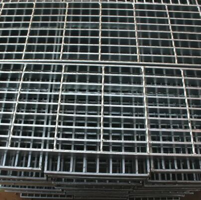 Siatkowana stalowa kratownica ocynkowana z prętem nośnym 25x5 mm do trwałych ciągów pieszych i platform