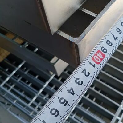 Ocynkowana kratka z zębami i prętem nośnym 25x5 mm do antypoślizgowych podłóg platformowych